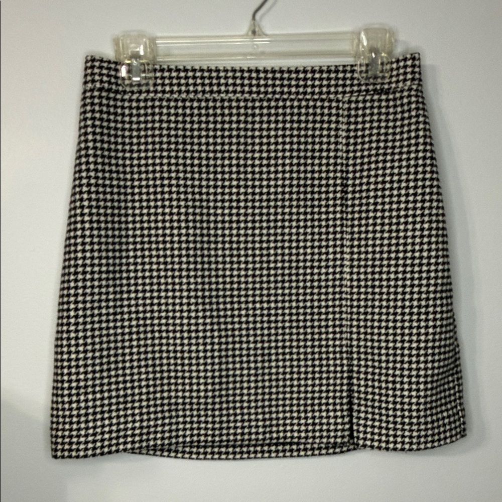 Hollister ultra high-rise Black and White Houndstooth Skirt size medium
